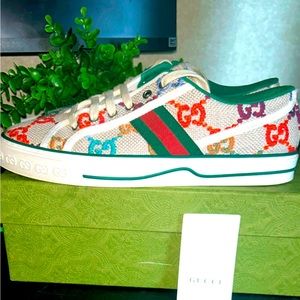Practically Brand New Women Gucci sneakers for sale